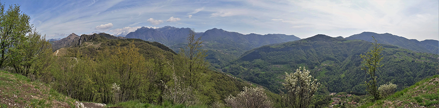 Dalla vetta del Pizzo di Spino bella vista panoramica sujlla Val Serina